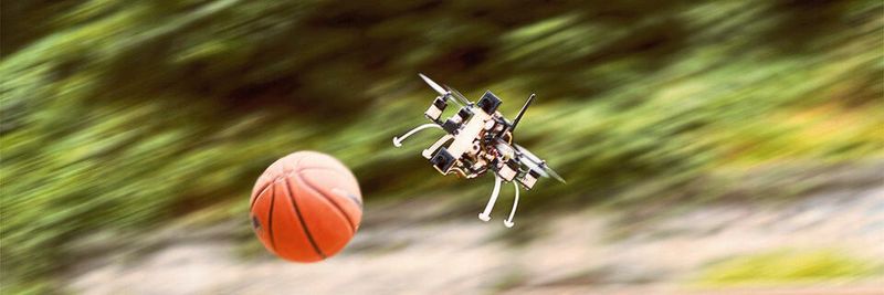 Dank einer Ereigniskamera ist der Quadcopter in der Lage, Objekten wie einem geworfenen Ball schnell auszuweichen. (Bild:  UZH)