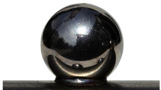 Das Kugelschweißsystem ermöglicht das Aufschweißen von legierten und unlegierten Stahlkugeln von 2 - 12 mm Durchmesser auf metallische Werkstücke aller Art.  (Bild: Heinz Soyer)