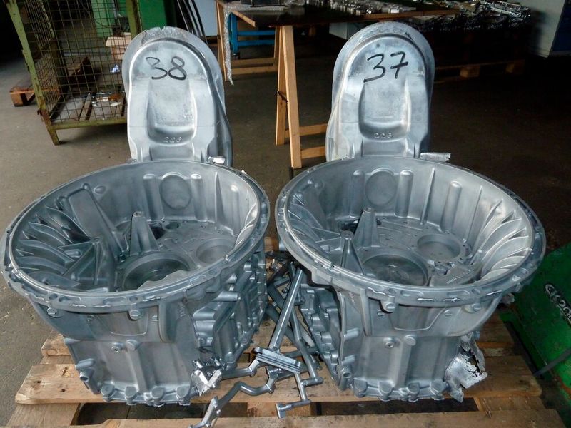 Und so sieht das 200-Millimeter-Getriebegehäuse aus. Für die Formfüllung müssen 220 Liter Metallschmelze pro Sekunde injiziert werden. Wie sich gezeigt, hat sorgt die Leichtbau-Gießkolbenstange der Aage für weniger Grate. Das Abgussgewicht beträgt 39,5 Kilogramm. (Aage)