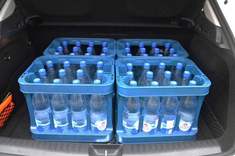 ... immerhin vier Mineralwasserkästen haben aber problemlos Platz. (Michel/»kfz-betrieb«)