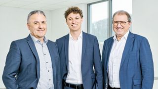 Reiner Kirschner (links) als scheidender Geschäftsführer mit seinem Nachfolger als geschäftsführender Gesellschafter Yannik Zecha (Mitte) und Stefan Zecha (rechts), der in der Geschäftsführung des Steiner Familienunternehmens bleibt. (Bild: Zecha Hartmetall-Werkzeugfabrikation GmbH)