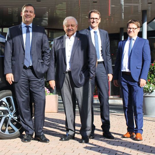 Mehr E-Mobilität: (v. li.) Cyril von Recum (geschäftsführender Gesellschafter Euler Group), Jürgen Karpinski (Präsident), Joachim Kuhn (Geschäftsführer) und Andreas David Lutz (Referent, alle Kfz-Gewerbe Hessen). (Bild:  Kfz-Gewerbe Hessen)