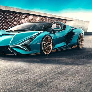 Der Roadster wird von einem 577 kW/785 PS leistenden 6,5-Liter-V12 in Kombination mit einer 25 kW/34 PS starken, im Getriebe integrierten 48-Volt-E-Maschine angetrieben.(Bild:  Lamborghini)