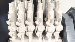 Auf der Spannvorrichtung der Bandsäge befestigte Grundplatte mit additiv gefertigten Werkstücken (KASTO Maschinenbau GmbH & Co. KG)