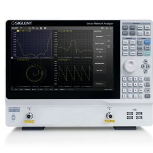 Den Vektor-Netzwerkanalysator SNA5000A gibt es als 2- und 4-Tor-Gerät.(Bild:  Siglent)