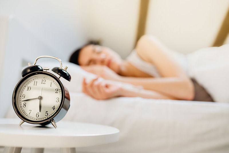 3. Obwohl man sich den Arbeitsweg spart und länger schlafen kann, sollte in der Früh noch genug Zeit für die Morgenroutine und das Frühstück eingeplant werden. Außerdem ist es ratsam, die Zeit im Auge zu behalten und nicht länger zu arbeiten als im Büro. (eldarnurkovic - stock.adobe.com)