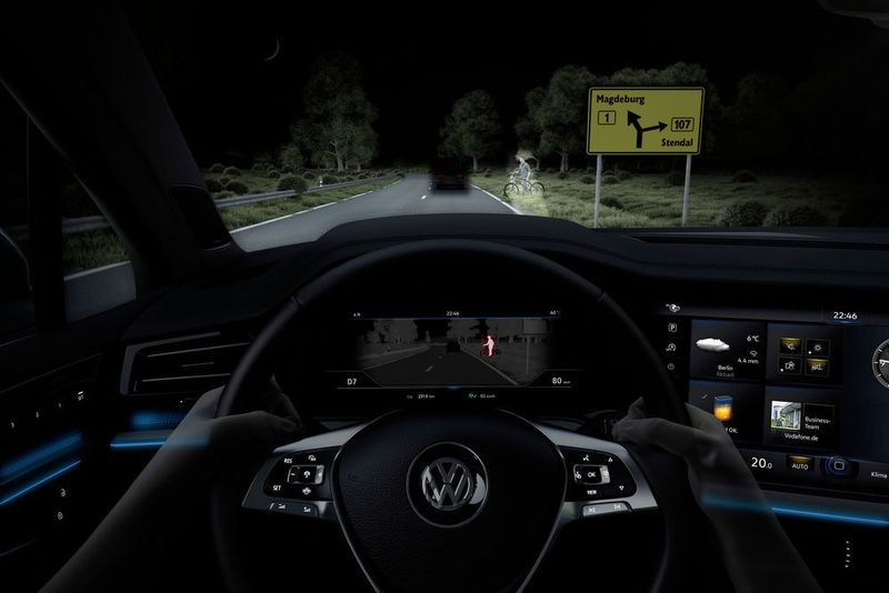 Entgegenkommende oder vorausfahrende Fahrzeuge können künftig noch viel präziser ausgeblendet werden, die Lichtausbeute kann damit optimiert werden. (VW)