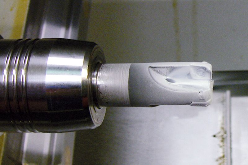 Bild 1: Blick auf ein Fräswerkzeug nach der Bearbeitung mit Kohlendioxid als Kühlmittel. (Bild: Hamuel)