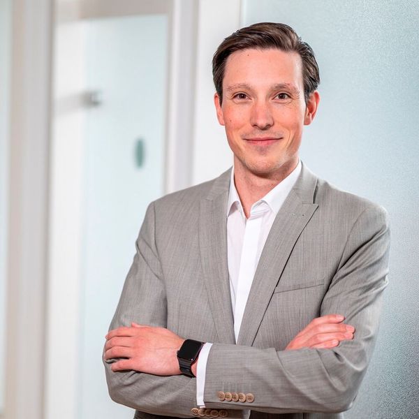 „Wir ermöglichen unseren Mitarbeitenden die Nutzung von KI für verschiedene Tätigkeiten. So wird nicht nur in der Entwicklung, sondern darüber hinaus auch in anderen Unternehmensbereichen aktiv auf den verantwortungsbewussten Umgang mit KI gesetzt. Die Verantwortung wird dabei durch unsere KI-Richtlinie auch klar den Mitarbeitenden zugeteilt, wobei nur freigegebene Werkzeuge und Plattformen über die Firmenzugänge und Verbindungen erreicht werden können.  In den KI-Schulung geht es zunächst um die allgemeinen Gefahren mit KI, wie zum Beispiel Halluzination, Sycophancy (zu Deutsch in etwa Schleimerei, stetiges Schmeicheln und Zustimmen der KI), sowie Bedrohungen von außen wie Prompt Injection.  Rollenspezifisches, thematisches und aktuelles Training kommt sehr gut an, sodass eine gesteigerte Lerndisziplin zur erhöhten Wissensvermittlung führt. Auf der anderen Seite sehen wir, dass gerade Simulationen und spielerische Inhalte willkommene Auflockerungselemente für den Arbeitsalltag sind.“ – Dr. Martin Krämer, CISO-Advisor bei KnowBe4 (Bild: KnowBe4)