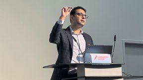 Samir Sharma, Assistant Vice President der Mediatek IoT Business Group, zeigt auf der Pressekonferenz auf der Embedded World 2026 einen neuen Genio-Pro-Chip. (Bild: mc/VCG)