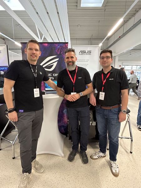 Fachsimpeln auf ganz hohem Niveau: (v. l.) Christian Wiechert (Wortmann), Daniel Moll und Marcel Tappe von ASUS (Bild: Vogel IT-Medien GmbH)