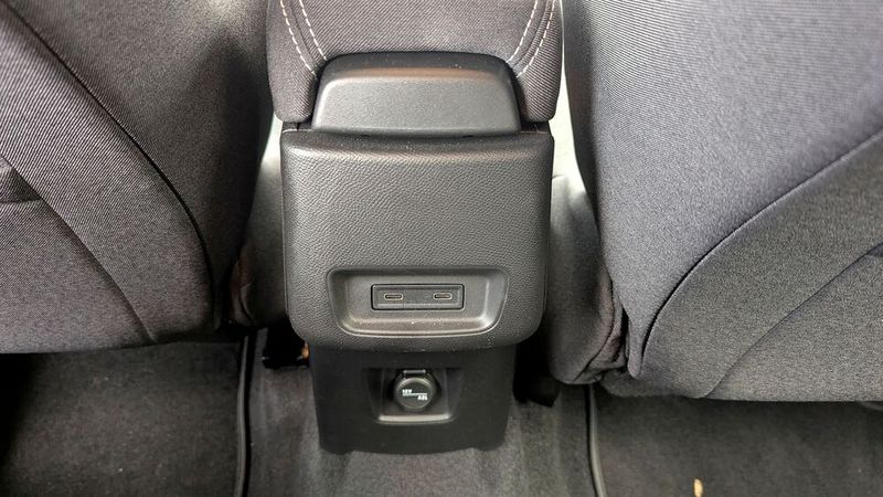 Nachteil des Opel-Fonds: Hier gibt es keinen Luftausströmer. Eine weitere Stelle, an der Opel bzw. Stellantis es mit dem Sparen übertreibt. (Bild: Rosenow – VCG)