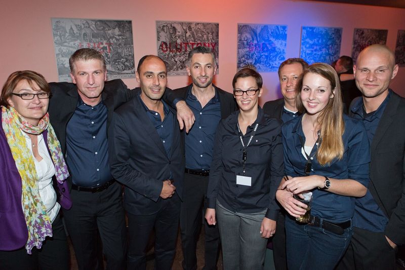 Aufbruchsstimmung (v.l.): Iva Klaric von ALSO mit dem Samsung Team Suad Ramusovic, Bel Zidane, Nedzad Gutic, Christina Dagenbach, Michael Wehler, Stefanie Faller und Frank Lohmann. (Bild: Samsung)