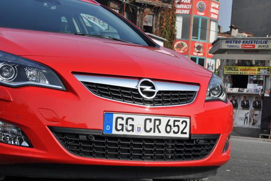 Der Kühler ist im Motorraum an Plastik-“Push-Pins“ aufgehängt, die in leichteren Crash-Fällen brechen, so dass der Kühler selber unbeschadet bleiben kann. (Archiv: Vogel Business Media)