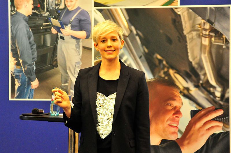 Dr. Steffi Burkhart zeigte in ihrem Keynote-Vortrag anschaulich auf, wie unterschiedlich die verschiedenen Generationen an das Thema Aus- und Weiterbildung herangehen.  (Schmidt/»kfz-betrieb«)