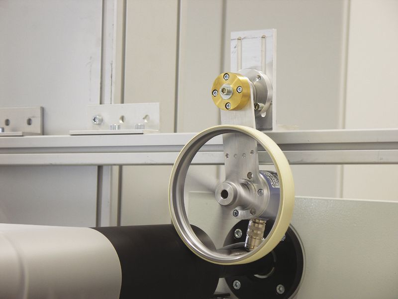 Der Drehgeber erfasst bei der optoelektronischen Qualitätskontrolle alle Daten störungsfrei. (Wachendorff Automation)
