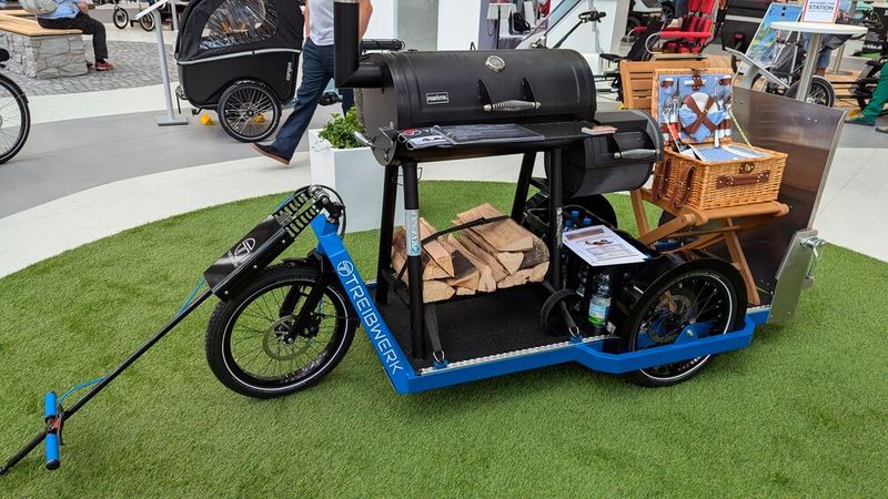 Wie bei mittels Verbrennungsmotor angetriebenen Fahrzeugen gibt es selbstverständlich auch für E-Bikes die unterschiedlichste Anhänger. Motto: Der Zweck heiligt die Mittel. (Bild: Dominsky – VCG)