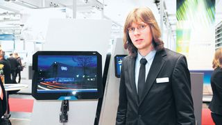 „Optical Bonding schafft stabilitätsoptimierte Flachglas-Touchpanels, die auch bei schräger Betrachtung einen brillanten Durchblick ermöglichen“, erläutert Timo Nelting, Entwicklungsingenieur bei Hummel. (Bild: Königsreuther)