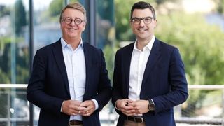 Billion und Engel, bekannt für innovative Spritzgießtechnik für Kunststoffe, informieren, dass ab sofort kooperiert wird. Von links: Korbinian Kiesl, CEO von Billion, und Stefan Engleder, der CEO von Engel Austria, nach der Abmachung. Davon sollen auch die Anwender profitieren. . Her mehr dazu ... (Bild: Engel Austria)