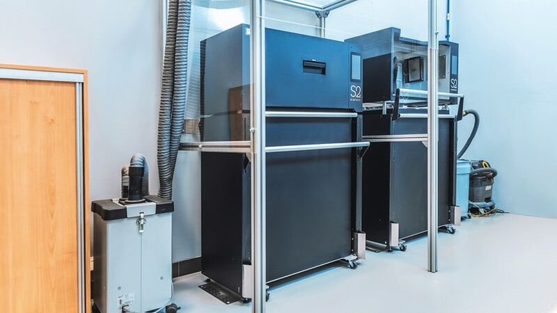 Sintratec S2 ist ein moderner 3D-Drucker im Bereich des selektiven Lasersinterns (SLS) und ist seit 2021 Teil der hauseigenen Produktion bei Johnson Matthey Battery Systems im polnischen Gliwice.