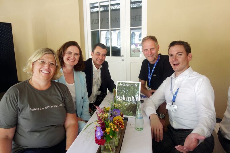 Stephanie Riddermann (Splunk) im Meeting mit Susanne Endress und Patrice Roussel (beide Arrow ECS), Dieter Schmitt und Johanthon Cervelli, Splunk. (IT-BUSINESS)