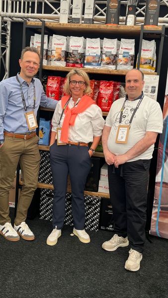 Wenn man Lust auf guten Kaffee hat, dann geht man zu Mondo Barista: Stephanie Steen (IT-BUSINESS) mit Michael Braun (l.) und Roberto Giagu (Bild: Vogel IT-Medien GmbH)