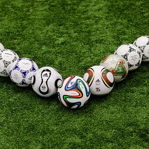 Lang ist die Ahnengalerie der offiziellen WM-Fußbälle von adidas – Bayer Material-Science entwickelt sie seit 1986 in enger Zusammenarbeit mit dem Sportartikler.