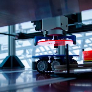 In der smarten Fabrik der Fraunhofer-Forscher sorgt ein fahrerloses Transportsystem für die richtige Bewegung. 