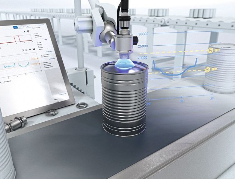 IO-Link erleichtert auch Anwendungen wie die Qualitätskontrolle. Über die digitale Schnittstelle kann nicht nur der reine Messwert ausgelesen werden, sondern zusätzlich ein einfach zu bewertendes Schaltfenster eingelernt oder parametriert werden. In diesem Beispiel misst ein Baumer Induktivsensor, ob der Deckel flach oder ausgebeult ist. Ein ausgebeulter Deckel deutet auf verdorbenen Inhalt hin.  (Bild: Baumer)