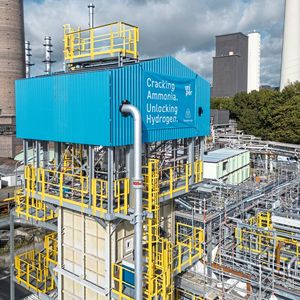 En las instalaciones de Uniper en Gelsenkirchen-Scholven se está construyendo una planta de demostración destinada a descomponer el amoníaco en hidrógeno y nitrógeno.(Imagen: thyssenkrupp Uhde)
