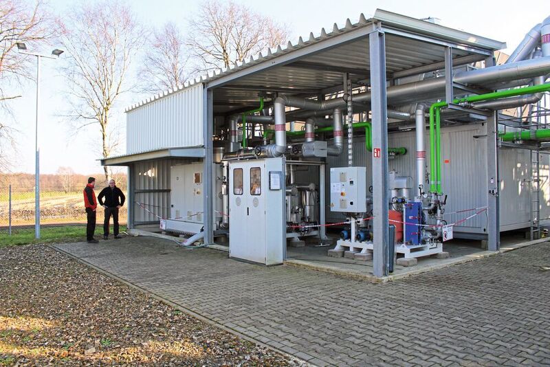 Bei dem Projekt in Werlte dient ein mit Biogas betriebener Erhitzer als Stützkessel, die Elektrolyseure werden gekühlt und geheizt, die Aminwäsche versorgt, die Fermentation am Laufen gehalten, ein Dampferzeuger mit Wärme versorgt. (Aura)
