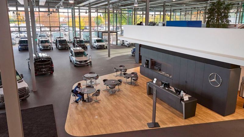 Der Showroom wurde nach der aktuellen Markenarchitektur von Mercedes-Benz umgestaltet. (Bild: Mercedes-Benz)