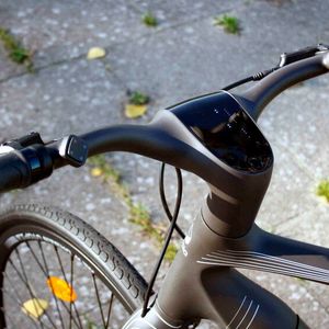 Am Lenker befinden sich unter anderem Vibrationsringe und Bedieneinheiten für digitale Funktionen.(Bild:  SP-X/Mario Hommen)