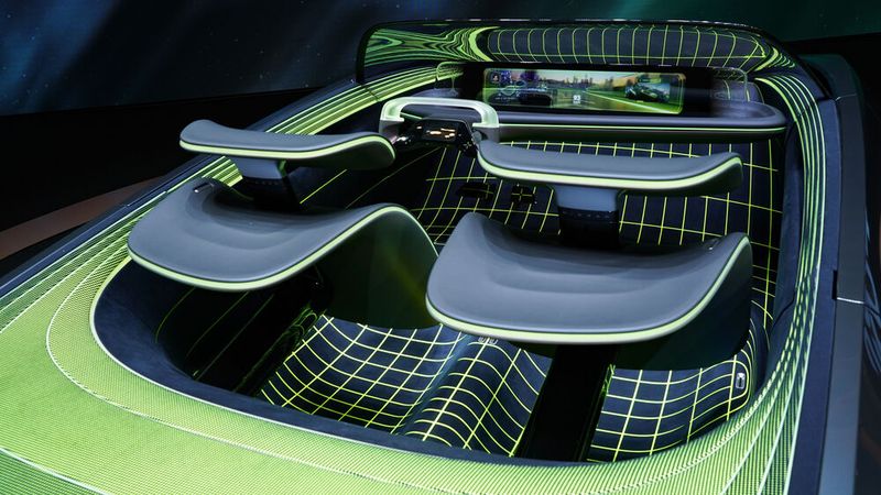 Der Innenraum leuchtet. Das Cockpit des Max-Out besteht aus Riesendisplay und Lenkrad. Letzteres kann selbstverständlich ebenfalls leuchten. (Bild: Nissan)