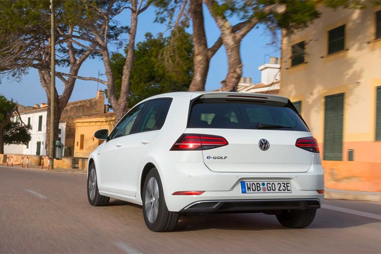 Rund 200 Kilometer Reichweite gibt Volkswagen im „kundenrelevanten Jahresmittel“ an – also dem, was der Normalfahrer durchschnittlich schafft. (Bild:Volkswagen)