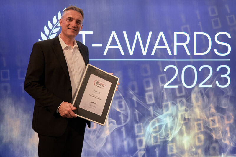 Dirk Benecke mit dem Platin-Award für Fortinet in der Kategorie „Security Service Edge (SSE)“. (Bild: krassevideos.de / VIT)