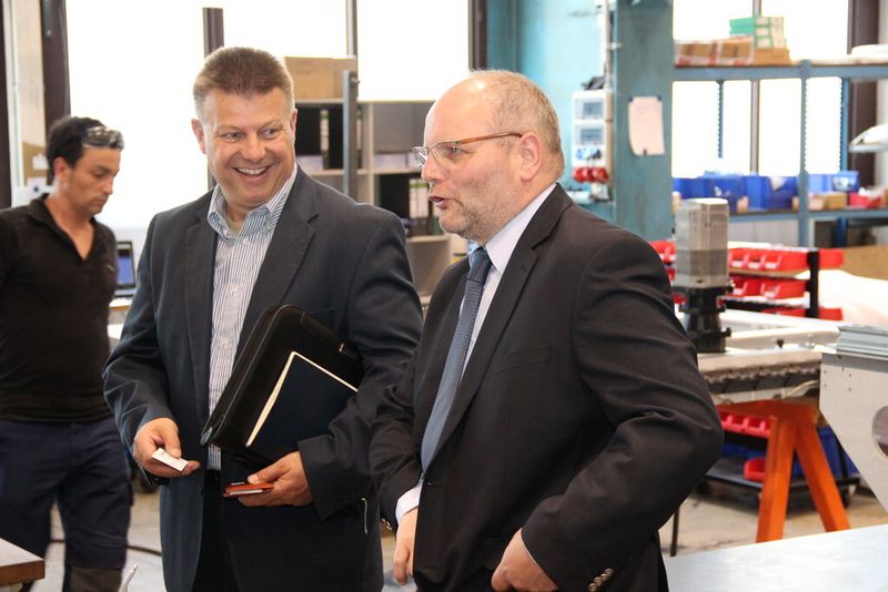 Mikromat-Chef-Thomas Warnatsch (rechts) im Gespräch mit Hendrik Mäusebach, technischer Vertrieb der THK GmbH in Ratingen. (Bild: Kuttkat)