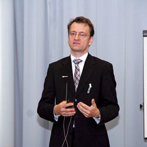 „Die Nutzer müssen den Provider detailliert zur Einhaltung des Datenschutzes verpflichten“, sagt PWC-Rechtsexperte, Dr. Jan-Peter Ohrtmann.