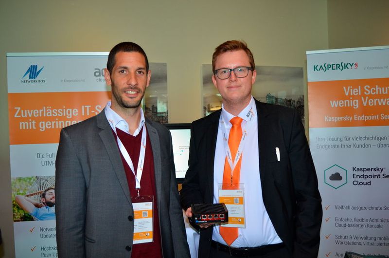 (v. l.) Dariush Ansari (Network Box Deutschland) und Phillip Schallock (acmeo) (Acmeo)