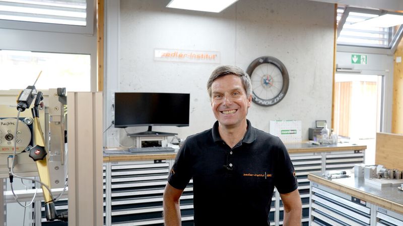 Dirk Zedler, Gründer, Prüfexperte und Sachverständiger des Zedler-Instituts für Fahrradtechnik und -Sicherheit hat seine Leidenschaft zum Beruf gemacht. Er sagt: «Durch die grosse Auswahl von Norelem finden wir immer wieder neue Ansätze, mit denen wir unsere Anlagen optimieren können.» (Bild: Zedler-Institut/Norelem)