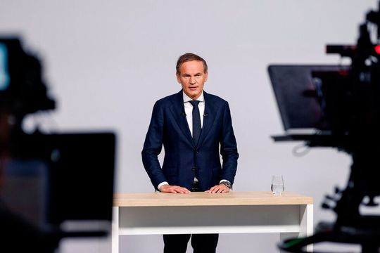 Oliver Blume, der VW-Konzernchef reist derzeit zu diversen Standorten des Automobilherstellers, weil er wegen der geplanten Sparmaßnahmen, die auch auf Kritik stößt, mehr ins Detail gehen soll, wie sich der Gesamtbetriebsrat wünscht. Hier Infos aus Emden und Zwickau ...(Bild:  Volkswagen)