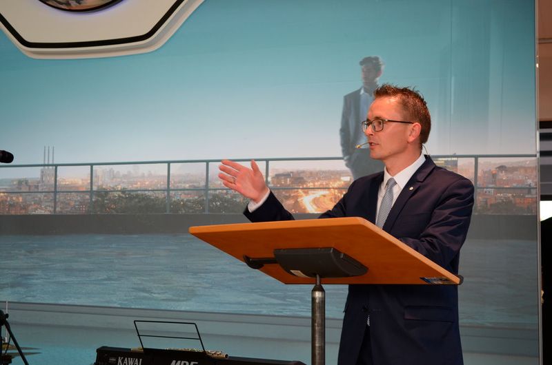 Geschäftsführer Jochen Schandert ließ bei der Eröffnung die Geschichte seines Unternehmens Revue passieren. (Bild: Grimm/»kfz-betrieb«)