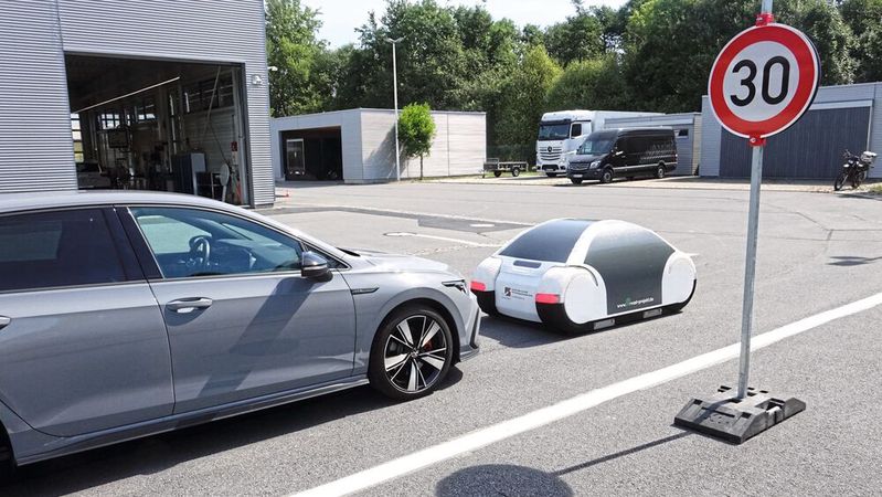 Mögliches künftiges Prüfszenario bei der HU: Der Prüfer beschleunigt den Wagen, und der Bremsassistent muss diesen selbstständig vor dem Fahrtarget zum Stehen bringen.(Bild:  Dominsky – »kfz-betrieb«)