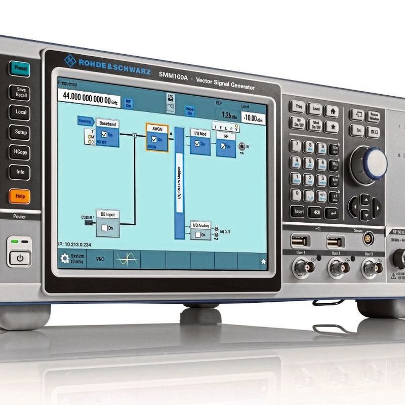 Der Vektorsignalgenerator R&S SMM100A von Rohde & Schwarz bietet über den gesamten Frequenzbereich von 100 MHz bis 44 GHz sehr gute HF-Eigenschaften.
