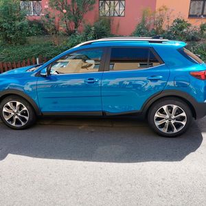 2. Keine Klettervariante: Den Stonic gibt es ausschließlich mit Frontantrieb. Wer einen kleinen SUV mit Allradantrieb braucht, müsste sich bei der Konzernschwester Hyundai umschauen. Dort gibt es beispielsweise den Kona als 4x4-Version. Wer winterliche Berge meidet, hat mit dem Stonic aber ausreichend Traktion.(Bild:  Christian Otto/ Vogel Communications Group)