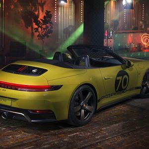 Die Schriftzüge am Heck sind in Gold gehalten.(Bild:  Porsche)