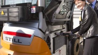 Brennstoffzellen-Gablerstabler: Hessens Umweltministerin Lucia Puttrich beim Projektstart am 4. März 2013 in Frankfurt/Main (Bild: H2BZ-Initiative Hessen)