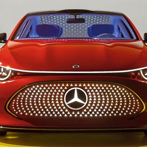 Die obere LED-Lichtleiste erstreckt sich über die gesamte Breite des Fahrzeugs und reicht sogar bis in die Flanken hinein.(Bild:  Mercedes-Benz)