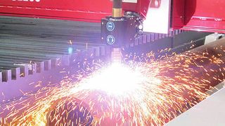 Bearbeitung von Blechen, Rohren und Profilen an einer CNC-Maschine: Die MG-Baureihe kann neben dem Blechschneiden auch zur Bearbeitung von Rohren und Profilen genutzt werden – sei es zum Zuschnitt, Fasenschneiden oder Bohren, Gewinden und Senken. (Bild: Microstep)