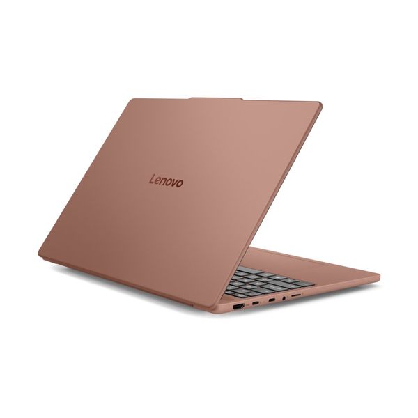 Hier das 15-Zoll-Modell in Radiant Coral. Die 15-Zöller sind mit einem Startgewicht von 1,5 kg etwas schwerer als die 14-Zöller, die ab 1,3 kg wiegen. (Bild: Lenovo)